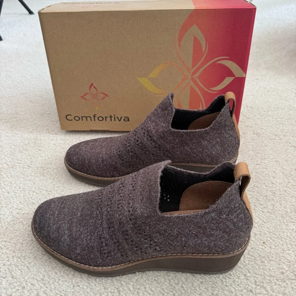 $105 NIB Comfortiva Fields Dark Brown Knit Slip-On Wedge Booties Memory Foam 10